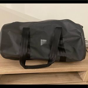 NEW Herschel Supply Company mid-volume Sutton duffle